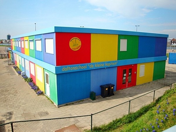 Школа-конструктор из промышленных контейнеров «De Kleine kapit», Рестон, СШАein»,Амстердам, Нидерланды